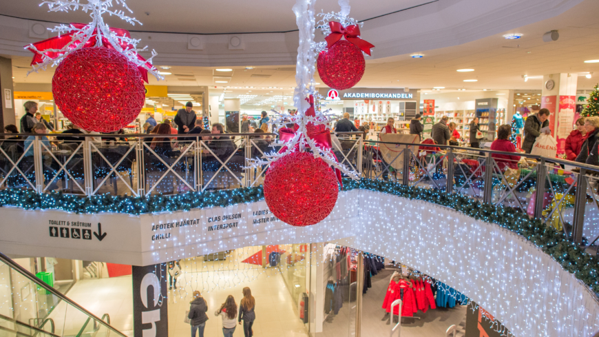 En tredjedel av de butiksanställda upplever julmusiken som mer påfrestande än annan musik.  Foto: Shutterstock